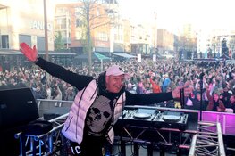 Vier Bevrijdingsdag in Almere Centrum tijdens de 31e editie van het Bevrijdingsfestival Flevoland