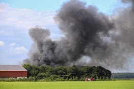 Twee loodsen verwoest bij felle brand in Zeewolde