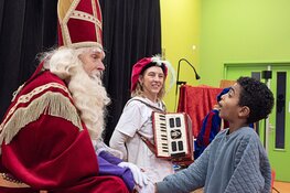 Sinterklaas brengt vreugde naar kinderen in AZC's