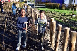 Leerlingen Het Palet planten tiende Tiny Forest in Almere