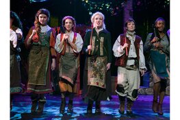 Almeerse Maud (18) en Allayna (19) in Sneeuwwitje de musical, terug naar de kern