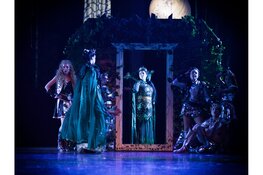 Almeerse Maud (18) en Allayna (19) in Sneeuwwitje de musical, terug naar de kern