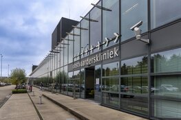 Brandweer Almere oefent op het dak van de Oostvaarderskliniek