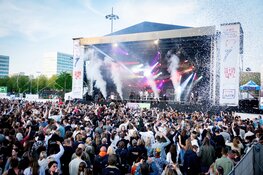 Vier Bevrijdingsdag in Almere Centrum tijdens de 32e editie van het Bevrijdingsfestival Flevoland