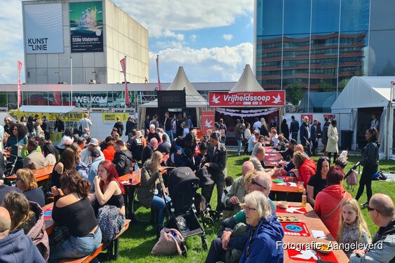 Hedy d'Ancona opent Vrijheidsmaaltijd in Almere met lezing over vrouwenrechten