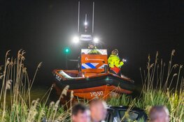 Hulpdiensten zeer groots ingezet voor voertuig te water op Gooimeer