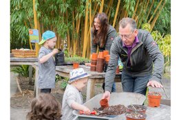 Wereld Plantendag bij Almere Jungle trekt meer dan honderd jonge natuurstrijders