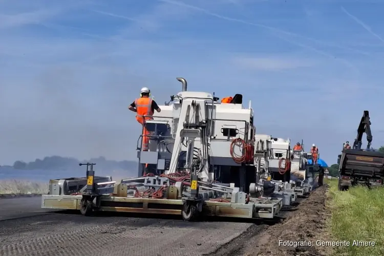 Weg Gooimeerdijk Oost vernieuwd met ter plekke gerecycled asfalt