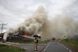Grote brand bij recyclingbedrijf in Muiderberg, meerdere rijbanen A6 afgesloten