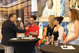 Almere pakt lerarentekort aan met werk en woninggarantie voor afgestudeerde pabo-studenten