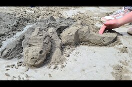 Zandsculpturenfestijn en opening nieuw gebouw op het Almeerderstrand