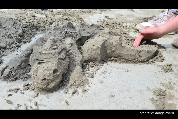 Zandsculpturenfestijn en opening nieuw gebouw op het Almeerderstrand