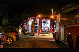 Flat deels ontruimd vanwege brandende auto