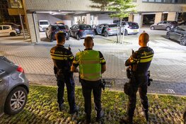 Flat deels ontruimd vanwege brandende auto