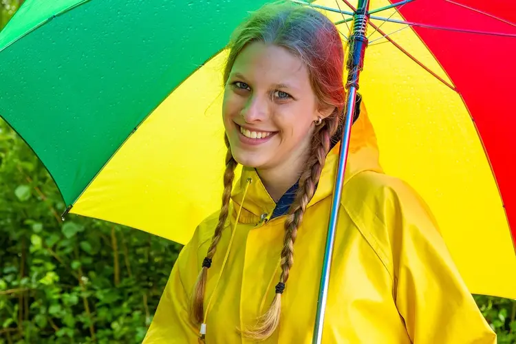 Wanneer kies je voor een regenjas of regenpak