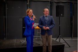 Taalstrijd met een knipoog: doe mee aan het Almeers Dictee 2025