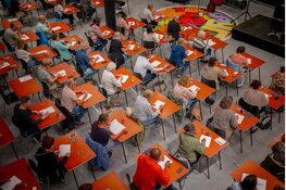 Taalstrijd met een knipoog: doe mee aan het Almeers Dictee 2025