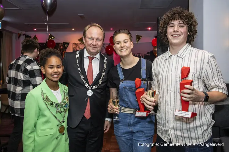 Twee jonge vrijwilligers Almeerse Reddingsbrigade ontvangen Almeerse Kei