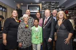 Twee jonge vrijwilligers Almeerse Reddingsbrigade ontvangen Almeerse Kei