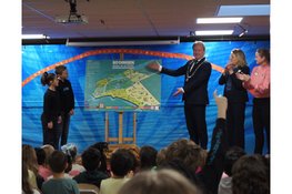 Leerlingen De Ark ontvangen eerste poster ’50 dingen doen in Almere’