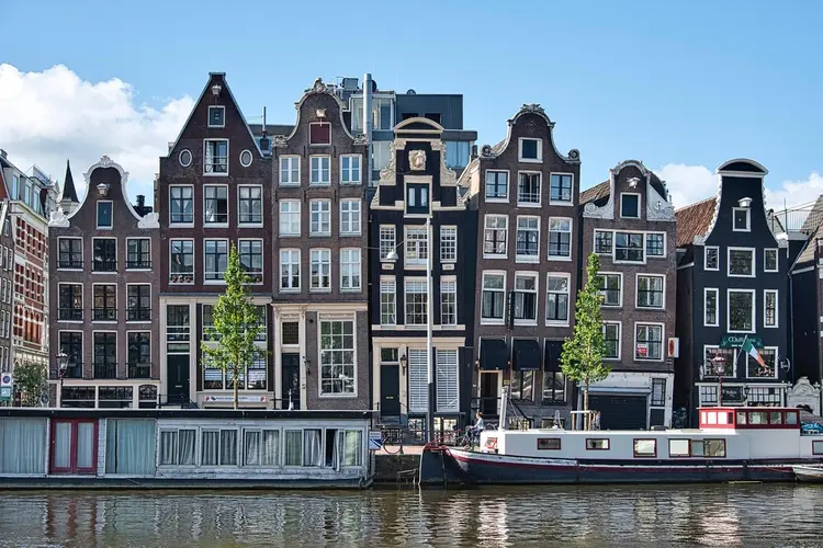 Wat een luxe sloepentocht in Amsterdam anders maakt dan een standaard rondvaart