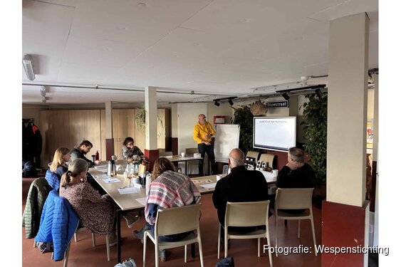 Van hoornaarnest op ongewenste plek naar wespvriendelijke oplossing