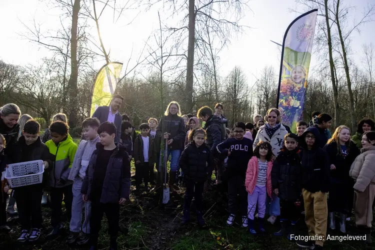 Boomfeestdag 2026: Leerlingen basisschool de Pauw planten 500 jonge bomen in het stadsbos Almeerderhout