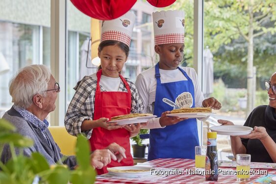 20 basisscholen in gemeente Almere bakken pannenkoeken voor ouderen