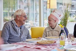 20 basisscholen in gemeente Almere bakken pannenkoeken voor ouderen