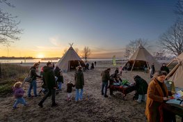 Samen uitwaaien tijdens het frisse wind feest op het almeerderstrand