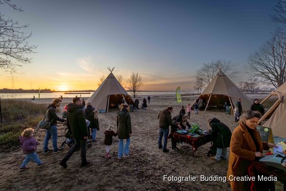 Samen uitwaaien tijdens het frisse wind feest op het almeerderstrand