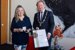 Carin Fiere heeft de Erepenning van de gemeente Almere ontvangen uit handen van burgemeester Hein van der Loo