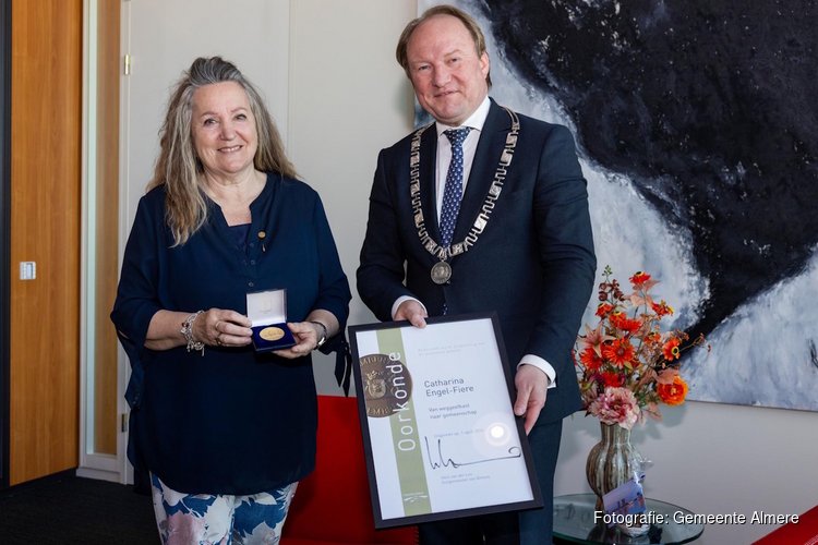 Carin Fiere heeft de Erepenning van de gemeente Almere ontvangen uit handen van burgemeester Hein van der Loo