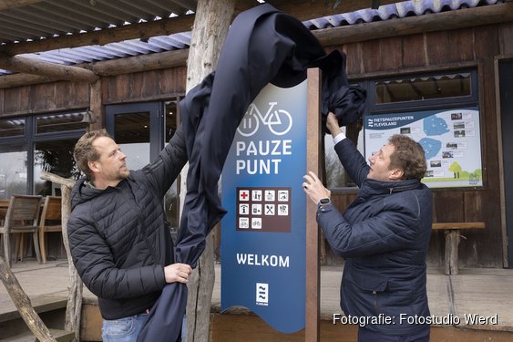 Gedeputeerde Harold Hofstra opent eerste Fietspauzepunten in Flevoland