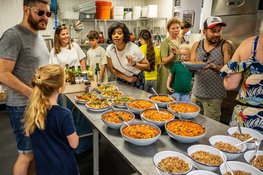 Almeerse Weelde en Polder Parade vieren 50 jaar Almere met vijf gratis eetateliers