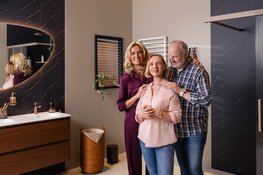 Molenaar Badkamers kiest voor ontzorging als merkbelofte in nieuwe campagne met Natasja Froger
