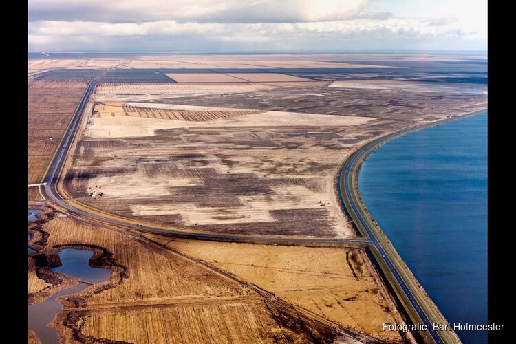 Herontdekte luchtfoto's in geheel herziene tweede druk  'Almere vanuit de wolken'