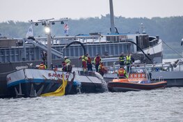 Schip vaart tegen brug bij Naarden