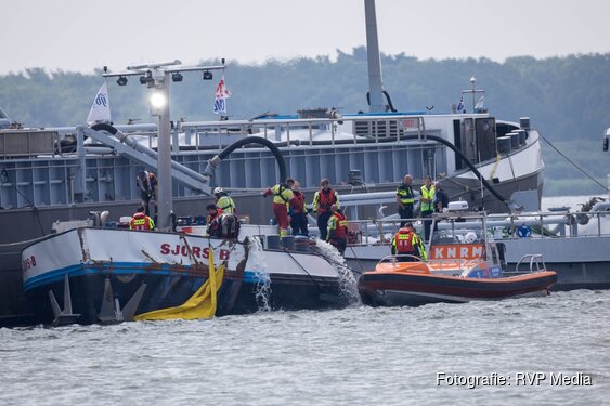 Schip vaart tegen brug bij Naarden