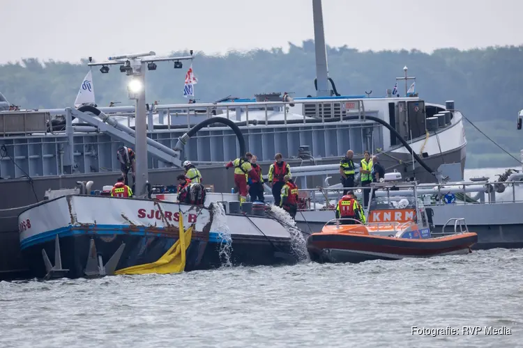Schip vaart tegen brug bij Naarden