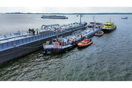 Schip vaart tegen brug bij Naarden