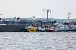 Schip vaart tegen brug bij Naarden