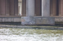 Schip vaart tegen brug bij Naarden