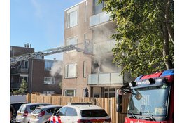 Veel rook bij woningbrand in flat Almere