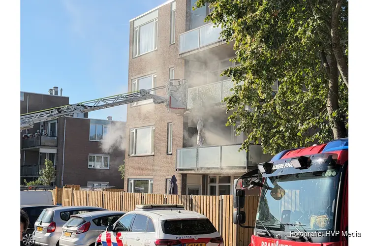Veel rook bij woningbrand in flat Almere