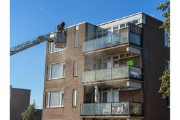 Veel rook bij woningbrand in flat Almere