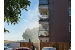 Veel rook bij woningbrand in flat Almere