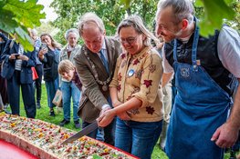 Meer dan 250 Almeerders schuiven aan bij de grootste picknick van Almere