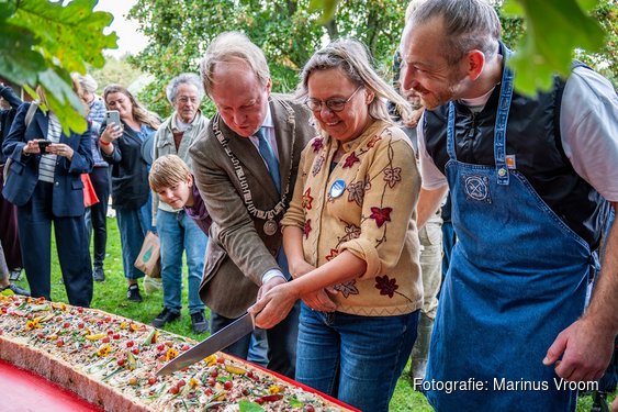 Meer dan 250 Almeerders schuiven aan bij de grootste picknick van Almere