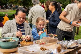 Meer dan 250 Almeerders schuiven aan bij de grootste picknick van Almere